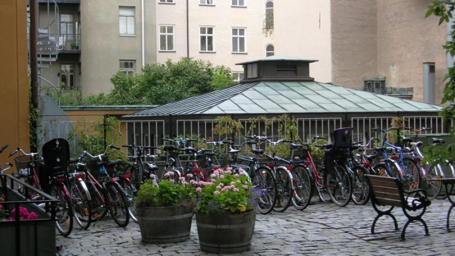 Cyklar parkeras på gården